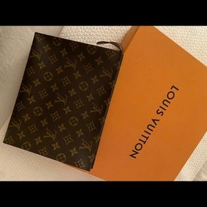 Louis Vuitton Toiletry Pouch 26
Monogram Brown. Brand new- amazing condition.